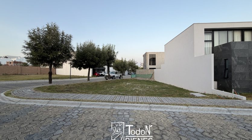 Lote en venta parque sofia Lomas de Angelópolis 2