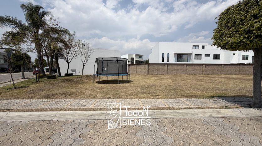 Venta terreno en esquina con area verde Lomas de Angelópolis Parque Sonora Puebla
