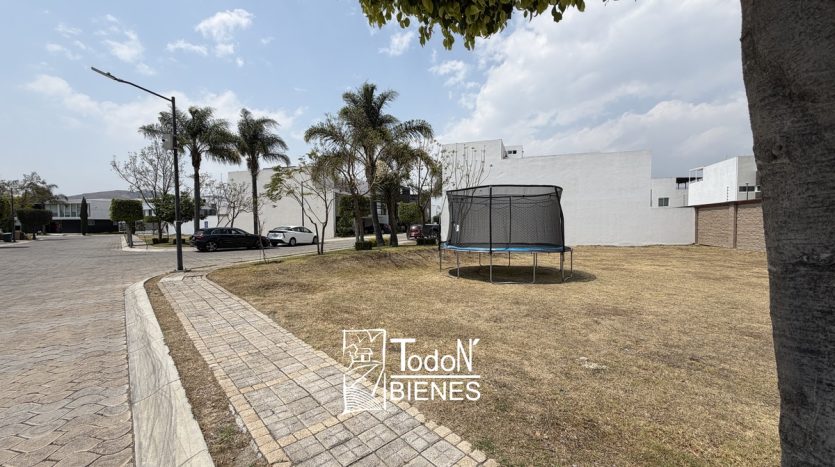 Venta terreno en esquina con area verde Lomas de Angelópolis Parque Sonora Puebla
