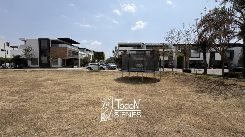 Venta terreno en esquina con area verde Lomas de Angelópolis Parque Sonora Puebla