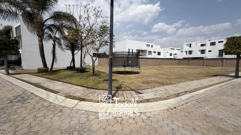 Venta terreno en esquina con area verde Lomas de Angelópolis Parque Sonora Puebla